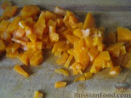 Салат "Оливье" с языком и луком-пореем: Морковь нарезать кубиками.