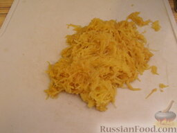 Ароматные котлетки из курицы и сыра: Картофель очистить, вымыть и тоже натереть на мелкой терке. Тщательно отжать сок.