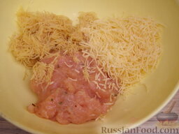 Ароматные котлетки из курицы и сыра: Соединить фарш, сыр и картофель. Тщательно перемешать в однородную массу.