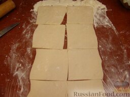 Пирожки из слоеного теста с картошкой и фасолью: Слоеное тесто разморозить, раскатать до толщины 3 мм, нарезать на квадраты со стороной 10 см
