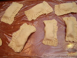Пирожки из слоеного теста с картошкой и фасолью: Накрыть второй половиной. Затем с помощью вилки залепить каждый пирожок, формируя ребристый край.