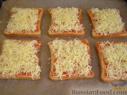 Гренки с кетчупом и сыром: Затем посыпать тертым сыром.    Запекать гренки с сыром и кетчупом в духовке 15 минут.