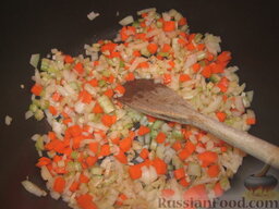 Чечевица "На счастье!": Как приготовить чечевицу с овощами:    Лук, морковь и сельдерей нарезать мелкими кубиками, обжарить на оливковом масле.