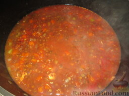 Чечевица "На счастье!": Добавить томатную пасту, посолить и варить, пока лишняя жидкость не испарится и чечевица не станет мягкой.