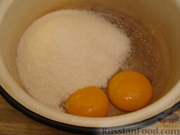 Бисквит из манки: Желтки смешиваем с сахаром.