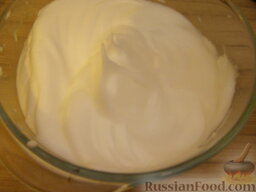 Бисквит из манки: Включаем духовку и разогреваем ее до 180 градусов.    В белки добавляем соль. И взбиваем белки в крепкую пену.