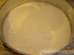 Бисквит из манки: Дно разъемной формы смазываем сливочным маслом. Выливаем тесто в форму. При необходимости аккуратно разравниваем поверхность.    Ставим в духовку и выпекаем 25-30 минут.