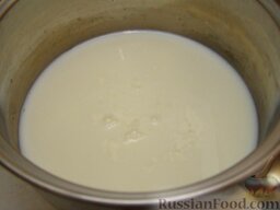 Бисквит из манки: Молоко доводим до кипения.