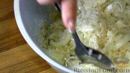 Зеленый плов с печенью (бахш): Рис промыть в семи водах, пока вода не станет прозрачной.  Перемешать лук с рисом и добавить оливковое масло (50 мл).