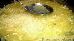 Зеленый плов с печенью (бахш): Порциями выложить рис в казан. Вода должна покрыть рис.