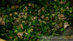 Зеленый плов с печенью (бахш): Кладем зелень. Жарим и мешаем.