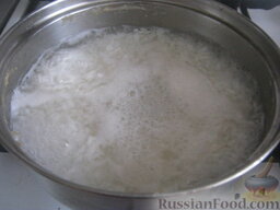 Тефтели с рисом "Ёжики": Залить холодной водой, довести до кипения. Варить на небольшом огне 15-20 минут.