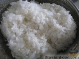 Тефтели с рисом "Ёжики": Откинуть рис на сито, но не промывать! Охладить.