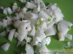 Тефтели с рисом "Ёжики": Включить духовку. Лук репчатый почистить, помыть и мелко нарезать.