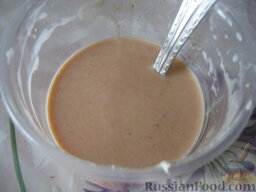 Тефтели с рисом "Ёжики": Сделать соус, для этого смешать сметану, томат (1-1,5 ст. ложки), соль, перец и немного воды (0,5 стакана).