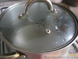 Солянка с копченостями: Как приготовить солянку с копченостями:    Вскипятить в кастрюле 2,5 л воды.