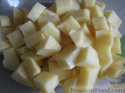 Солянка с копченостями: Почистить, помыть и нарезать картофель кубиками.
