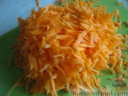 Солянка с копченостями: Помыть и натереть на крупной терке морковь.