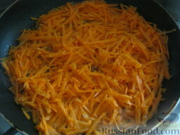 Солянка с копченостями: Разогреть сковороду, налить растительное масло. Выложить морковь. Тушить на среднем огне, помешивая, 2-3 минуты.