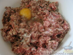 Люля-кебаб из говядины: Говяжий (или бараний) фарш выложить в миску, посолить и поперчить. По желанию добавить яйцо.