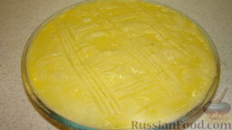 Картофельная запеканка с фаршем: Взбить яйцо и залить сверху картофель, равномерно распределить по поверхности. Сделать рисунок вилкой.