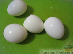 Салат "5 минут" из пекинской капусты и крабовых палочек: Яйца очистить и охладить.