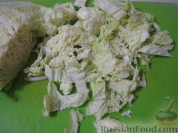Салат "5 минут" из пекинской капусты и крабовых палочек: Пекинскую капусту нарезать соломкой или кусочками. (или капусту белокочанную нарезать тонкой соломкой).
