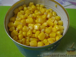 Салат "5 минут" из пекинской капусты и крабовых палочек: Открыть баночку консервированной кукурузы. Слить жидкость.