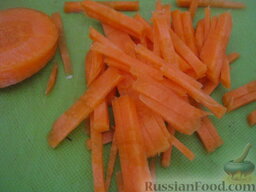 Лагман вегетарианский: Как приготовить лагман вегетарианский:    Вскипятить чайник. Морковь почистить, помыть и порезать тонкой соломкой.