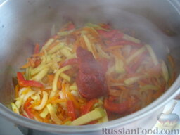 Лагман вегетарианский: Затем добавить томат-пасту и 0,5 стакана кипятка. Тушить одну минуту.