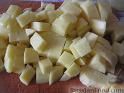 Лагман вегетарианский: Почистить, помыть и нарезать кубиками или соломкой картофель.