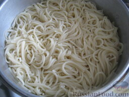 Лагман вегетарианский: Готовые спагетти откинуть на дуршлаг.
