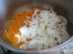 Лагман вегетарианский: Добавить лук к моркови.