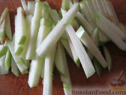 Лагман вегетарианский: Помыть и нарезать соломкой яблоко.