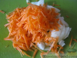 Котлеты из щуки в подливе: Сделать подливку. Для этого вскипятить чайник. Почистить и помыть лук и морковь. Натереть морковь на крупной терке, лук нарезать мелкими кубиками.