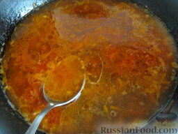 Котлеты из щуки в подливе: Добавить томат, посолить и поперчить, перемешать. Залить кипятком. По желанию можно добавить лавровый лист.