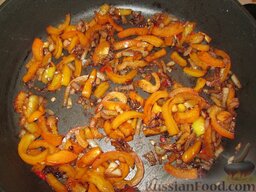 Баклажаны "Застегнутые" (Melanzane Abbotonate): Слить лишнее масло со сковороды. Обжарить лук, нарезанный мелким кубиком, острый и болгарский перец, нарезанный небольшими кусочками.