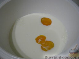 Оладушки на молоке без дрожжей: Как приготовить оладушки на молоке:    В миску налить молоко. Вбить яйца.
