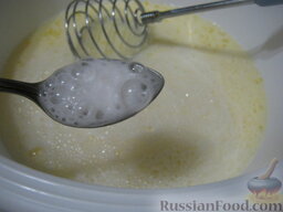 Оладушки на молоке без дрожжей: Погасить соду уксусом и добавить в миску.
