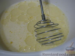 Оладушки на молоке без дрожжей: Посолить, добавить сахар и растительное масло (3 ст. ложки). Хорошо перемешать.