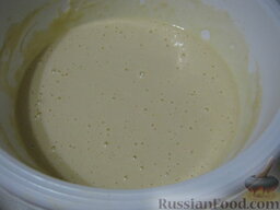 Оладушки на молоке без дрожжей: Тесто готово, оно должно получиться по консистенции как полужидкая сметана.