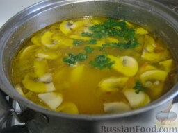 Суп грибной со свининой: Помыть и мелко нарезать зелень. Добавить в суп.