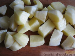 Суп грибной со свининой: Почистить, помыть и нарезать кусочками картофель.