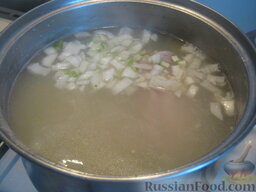 Суп грибной со свининой: Когда мясо будет почти готово, добавить картофель, половину лука и перловую крупу.