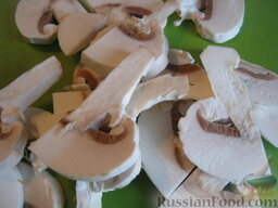 Суп грибной со свининой: Помыть и порезать тонкими пластинками  шампиньоны.