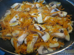 Суп грибной со свининой: Разогреть сковороду, налить растительное масло. Выложить грибы, лук и морковь. Тушить, помешивая, на среднем огне около 5 минут.