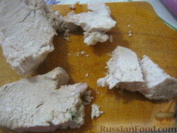 Суп грибной со свининой: Вынуть мясо, порезать кусочками и вернуть его в кастрюлю.