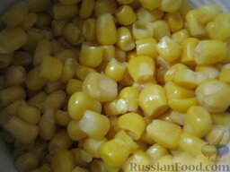 Салат с сухариками и крабовыми палочками: Открыть баночку консервированной кукурузы. Слить жидкость.