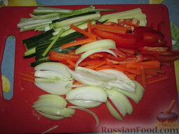 Мясные рулетики с овощной начинкой: Как приготовить мясные рулетики с начинкой из овощей:    Все овощи моем и нарезаем соломкой.