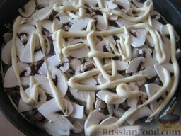 Отбивные с грибами и сыром: Можно присолить грибы (по желанию). Сверху нанести сетку майонеза.